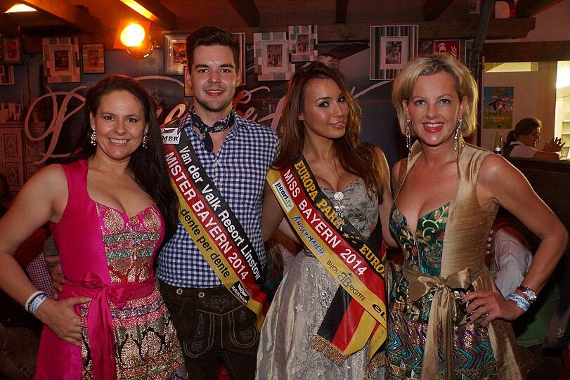 Moderatorin Doris Melchner, Mister Bayern 2014 Marco Elflein und Miss Mayern 2014 Julia Wolf und Astrid Söll (Dirndl Couture).