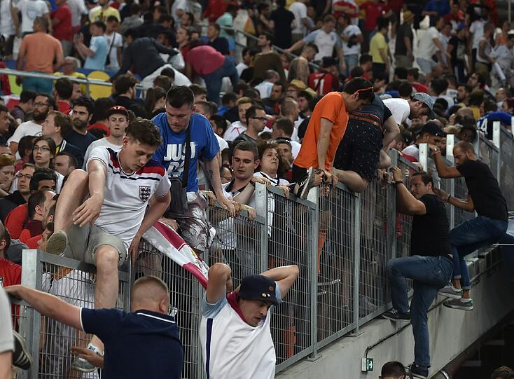 Nach dem EM-Spiel der Russen gegen England kommt es zu heftigen Ausschreitungen. Die schockierenden Bilder aus Marseille.