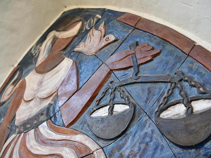 Ein Kunstwerk zeigt die römische Göttin Justitia mit ihrer Waage . Foto: Felix Kästle/dpa/Symbolbild