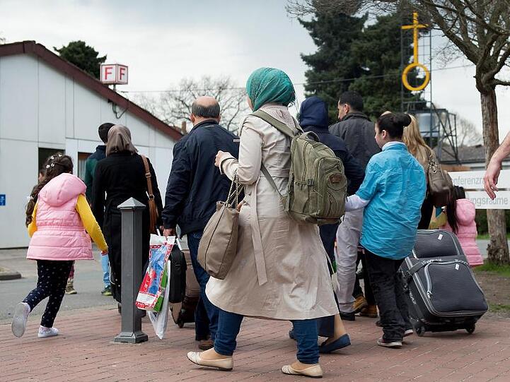 "Flüchtlingsbürgen" sind Menschen, die sich gegenüber der Ausländerbehörde verpflichtet haben, die Lebenshaltungskosten für einen Flüchtling zu übernehmen.