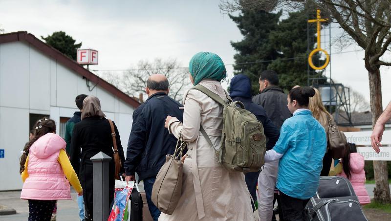 "Flüchtlingsbürgen" sind Menschen, die sich gegenüber der Ausländerbehörde verpflichtet haben, die Lebenshaltungskosten für einen Flüchtling zu übernehmen. "Flüchtlingsbürgen" sind Menschen, die sich gegenüber der Ausländerbehörde verpflichtet haben, die Lebenshaltungskosten für einen Flüchtling zu übernehmen.