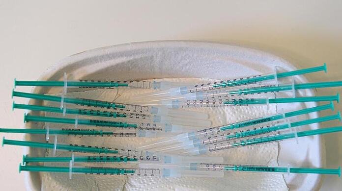 Spritzen mit dem Wirkstoff Comirnaty von Biontech/Pfizer gegen das Coronavirus in einer Hausarztpraxis.