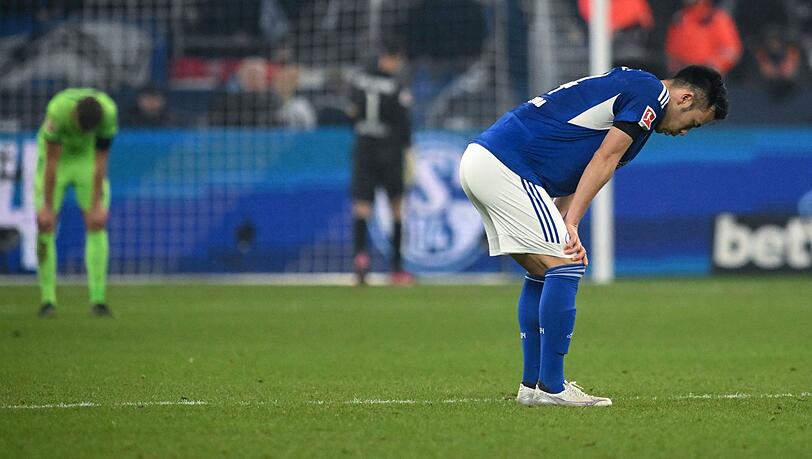Der Schalker Maya Yoshida zeigt nach dem 0:0 seine Enttäuschung.