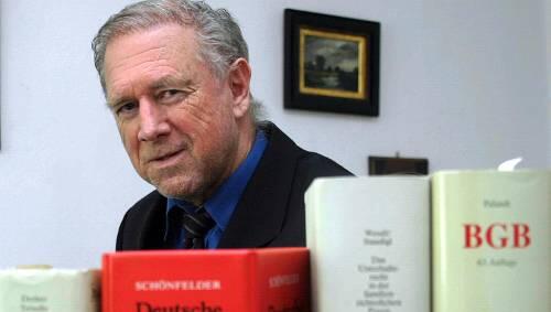 Der Münchner Anwalt Hermann Messmer hat derzeit viel zu tun – und erwartet noch mehr Scheidungen. Foto: Martha Schlüter Der Münchner Anwalt Hermann Messmer hat derzeit viel zu tun – und erwartet noch mehr Scheidungen. Foto: Martha Schlüter