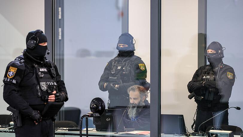 Der Angeklagte Taleb al-Abdulmohsen sitzt mit Handfesseln in einem kugelsicheren Glaskasten im Gerichtssaal.