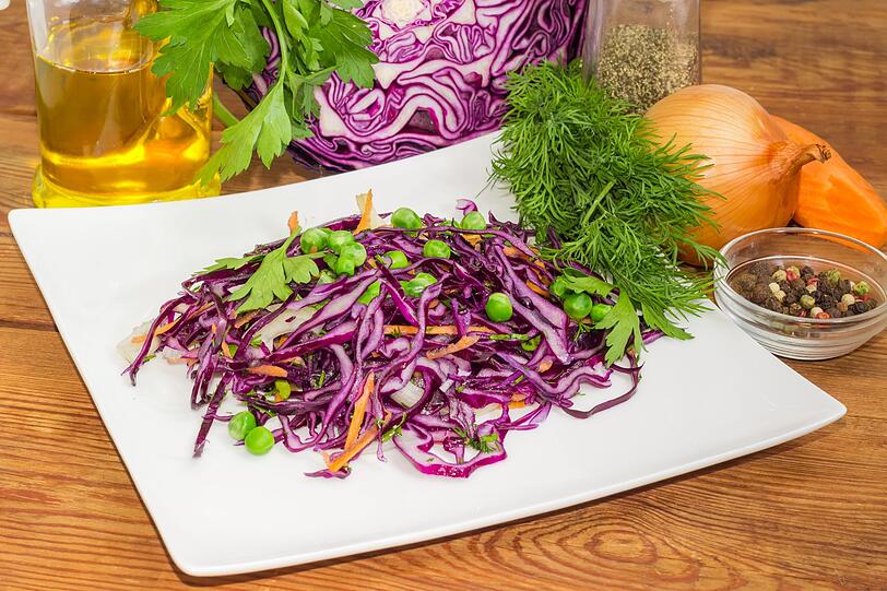Rotkohl, Blaukraut oder Rotkraut - egal wie Sie es nennen, roh können Sie das lilafarbene Gemüse auf jeden Fall essen. Übrigens gilt das auch für seine anderen Kohl-Verwandten Wirsing, Weißkohl und Grünkohl. Für den Fall, dass Sie empfindlich reagieren, sollten Sie Kohl vor dem Verzehr kurz blanchieren, da er schwer verdaulich ist. Rotkohl, Blaukraut oder Rotkraut - egal wie Sie es nennen, roh können Sie das lilafarbene Gemüse auf jeden Fall essen. Übrigens gilt das auch für seine anderen Kohl-Verwandten Wirsing, Weißkohl und Grünkohl. Für den Fall, dass Sie empfindlich reagieren, sollten Sie Kohl vor dem Verzehr kurz blanchieren, da er schwer verdaulich ist.
