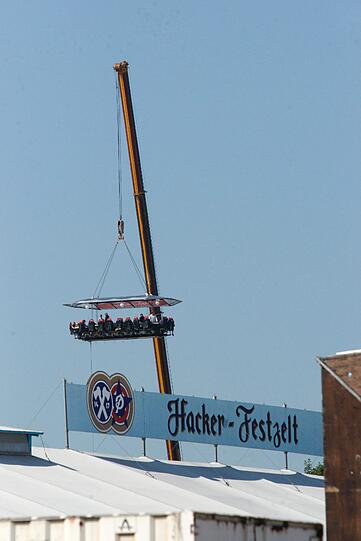Erst solche Höhen machen einen Überblick über das weitläufige Areal der Theresienwiese möglich. Und bieten einen Ausblick der ganz besonderen Art.