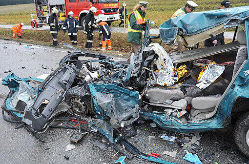 Horror-Unfall auf der B 299: Ein Rentner rast beim Überholen frontal in einen entgegenkommenden Sattelschlepper. Der 70-jährige Fahrer starb noch am Unfallort.