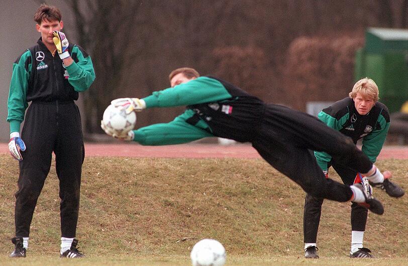 Kult-Bilder: Die Fussball-Nationaltorhueter Bernd Meier (l.) und Oliver Kahn (r.) beobachten in Muenchen waehrend des Trainings der Nationalmannschaft ihren Kollegen Andreas Koepke