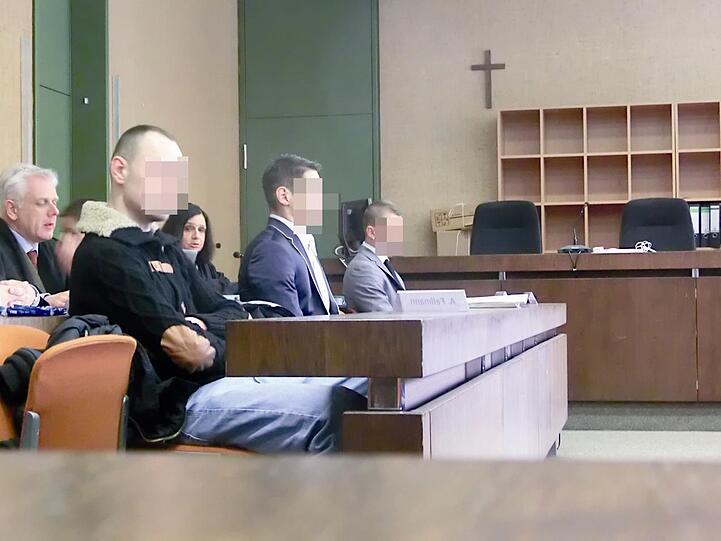 Keiner will&rsquo;s gewesen sein: Samson S., Petar S. und Andreas F. (v.r.) auf der Anklagebank des Münchner Landgerichts.
