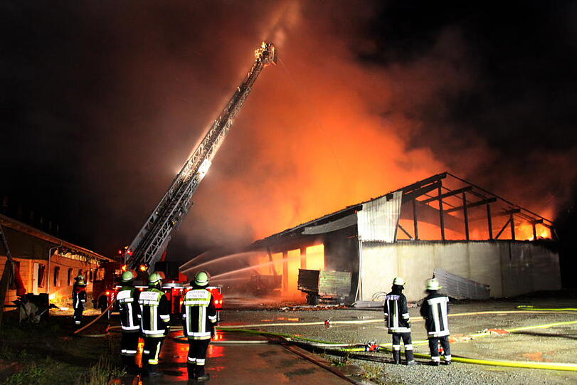 Spektakuläre Bilder: In Gangkofen (Landkreis Rottal-Inn) ist eine Lagerhalle durch ein Feuer vollständig zerstört worden. Die Feuerwehr kämpfte gegen die Flammen.