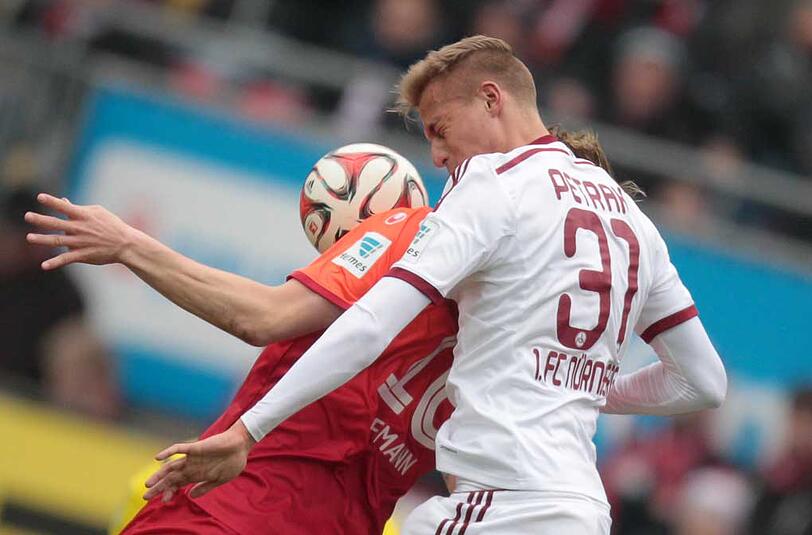 Zweikampf zwischen Kaiserslauterns Philipp Hofmann (l) und Nürnbergs Ondrej Petrak.