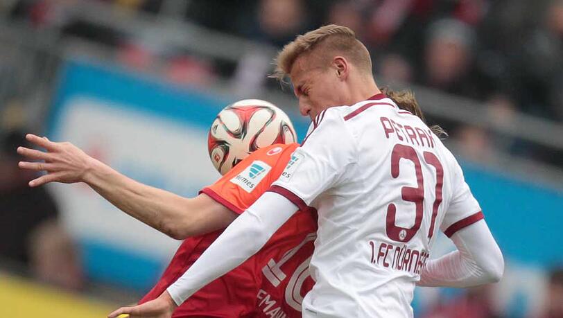 Zweikampf zwischen Kaiserslauterns Philipp Hofmann (l) und Nürnbergs Ondrej Petrak.