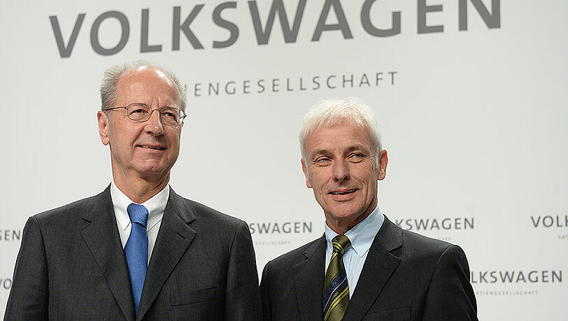 Der VW-Vorstandsvorsitzende Matthias Müller (r) und Aufsichtsratschef Hans Dieter Pötsch am Donnerstag in Wolfsburg. Der VW-Vorstandsvorsitzende Matthias Müller (r) und Aufsichtsratschef Hans Dieter Pötsch am Donnerstag in Wolfsburg.