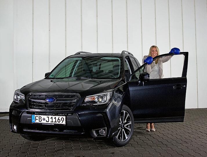 Zum 50. Geburtstag des Boxermotors ist Subaru Deutschland eine schlagkräftige Kooperation eingegangen: Die vierfache Boxweltmeisterin Nikki Adler ist neue Partnerin des Allradspezialisten und künftig im Subaru Forester unterwegs.