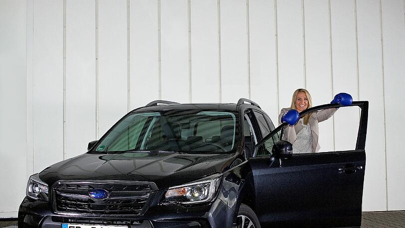 Zum 50. Geburtstag des Boxermotors ist Subaru Deutschland eine schlagkräftige Kooperation eingegangen: Die vierfache Boxweltmeisterin Nikki Adler ist neue Partnerin des Allradspezialisten und künftig im Subaru Forester unterwegs. Zum 50. Geburtstag des Boxermotors ist Subaru Deutschland eine schlagkräftige Kooperation eingegangen: Die vierfache Boxweltmeisterin Nikki Adler ist neue Partnerin des Allradspezialisten und künftig im Subaru Forester unterwegs.
