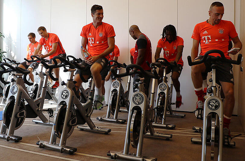 Am Samstagvormittag absolvierten die Spieler der Startelf und der erst am Donnerstag aus Chile zurückgekehrte Arturo Vidal im Mannschaftshotel in Essen eine regenerative Einheit auf Spinningrädern.