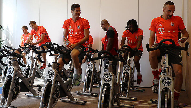 Am Samstagvormittag absolvierten die Spieler der Startelf und der erst am Donnerstag aus Chile zurückgekehrte Arturo Vidal im Mannschaftshotel in Essen eine regenerative Einheit auf Spinningrädern. Am Samstagvormittag absolvierten die Spieler der Startelf und der erst am Donnerstag aus Chile zurückgekehrte Arturo Vidal im Mannschaftshotel in Essen eine regenerative Einheit auf Spinningrädern.
