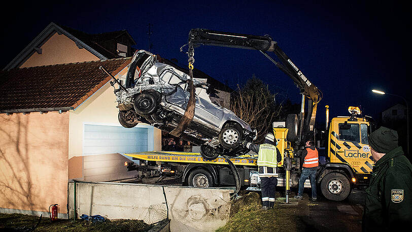 Zwei Brüder kamen bei einem Autounfall in der Oberpfalz ums Leben. Die Bilder.