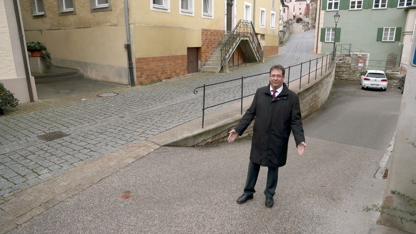 Pappenheims Bürgermeister Uwe Sinn (SPD) steht auf dem Zankapfel &ndash; der vier Quadratmeter großen Fläche.