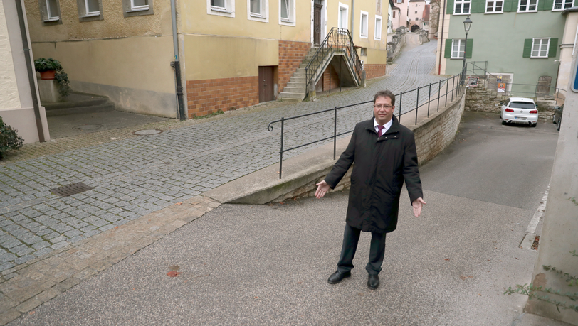 Pappenheims Bürgermeister Uwe Sinn (SPD) steht auf dem Zankapfel – der vier Quadratmeter großen Fläche. Pappenheims Bürgermeister Uwe Sinn (SPD) steht auf dem Zankapfel – der vier Quadratmeter großen Fläche.