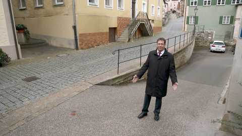 Pappenheims Bürgermeister Uwe Sinn (SPD) steht auf dem Zankapfel &ndash; der vier Quadratmeter großen Fläche.