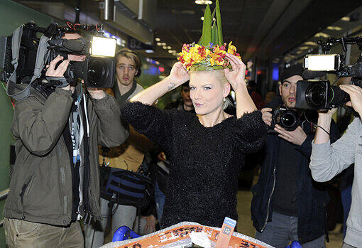 Larissa hat sichtlich ihren BH vergessen, Melanies Zepter zerbricht auf dem Flug und der Wendler ziert sich beim Begrüßungs-Kuss. Die Bilder von der Flughafen-Ankunft der Dschungelcamp-Stars...