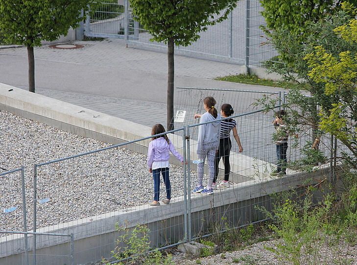 Im Kommunalreferat weiß man längst: &bdquo;Wenn Kinder auf das Dach möchten, können sie mit ein wenig Kraft die Bauzäune verschieben.&ldquo;
