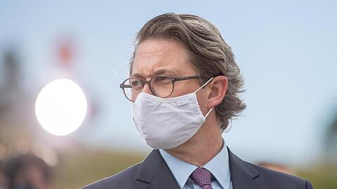 Mit Mund- Nasenschutz nimmt Andreas Scheuer (CSU), Bundesverkehrsminister, am symbolischen Spatenstich teil. Foto: Daniel Karmann/dpa