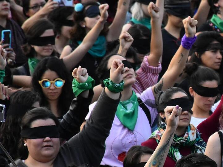 Frauen demonstrieren mit verbundenen Augen gegen Femizide und Gewalt gegen Frauen.