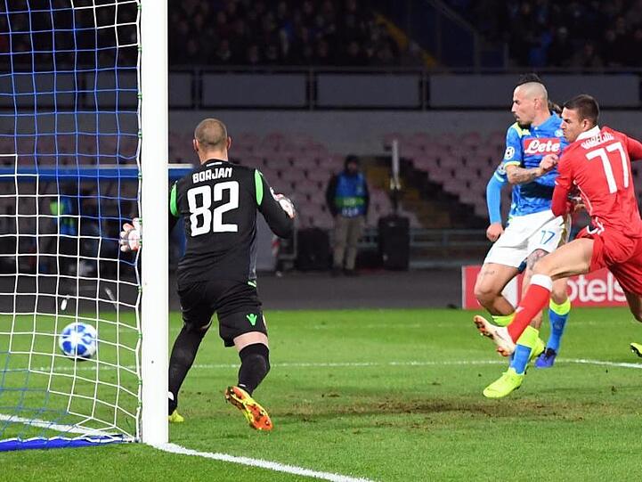 Marek Hamsik (2.v.r.) traf für Neapel zum 1:0.