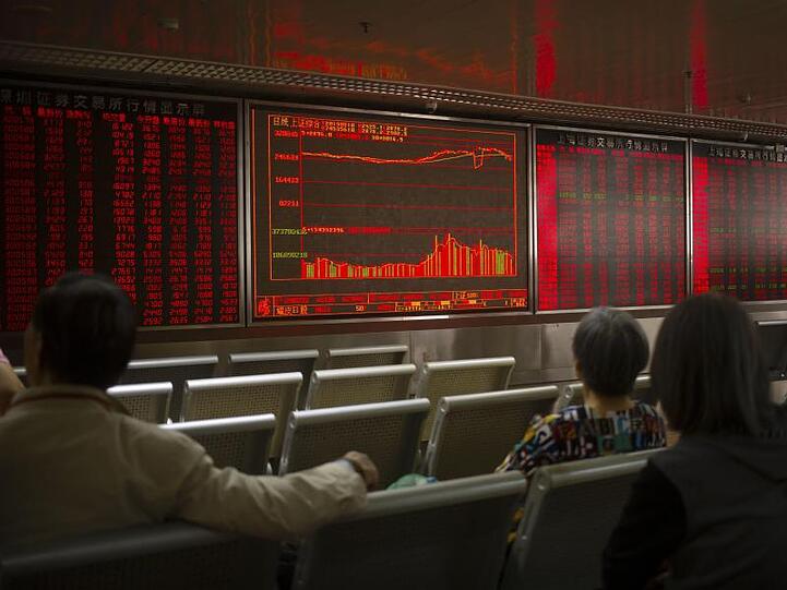 Investoren beobachten in Peking die Aktienkurse. Die USA haben die Sonderzölle auf Wareneinfuhren aus China empfindlich erhöht.