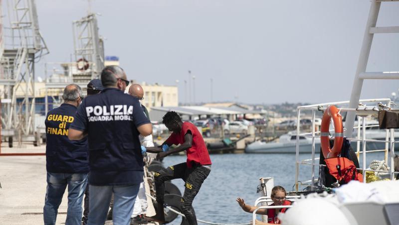 Migranten verlassen die "Eleonore" im Hafen von Pozzallo. Migranten verlassen die "Eleonore" im Hafen von Pozzallo.
