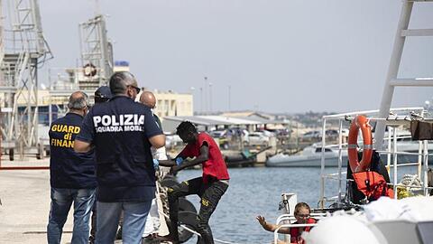 Migranten verlassen die "Eleonore" im Hafen von Pozzallo.