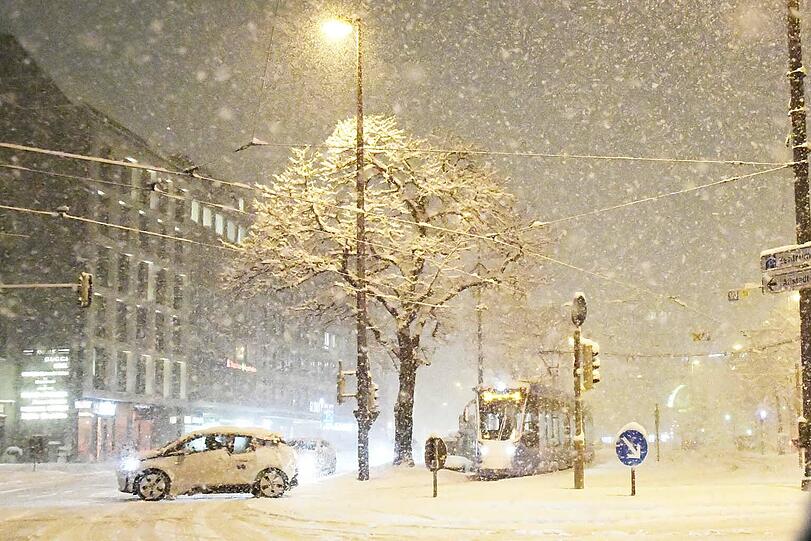 Der Lenbachplatz in dichtem Weiß.
