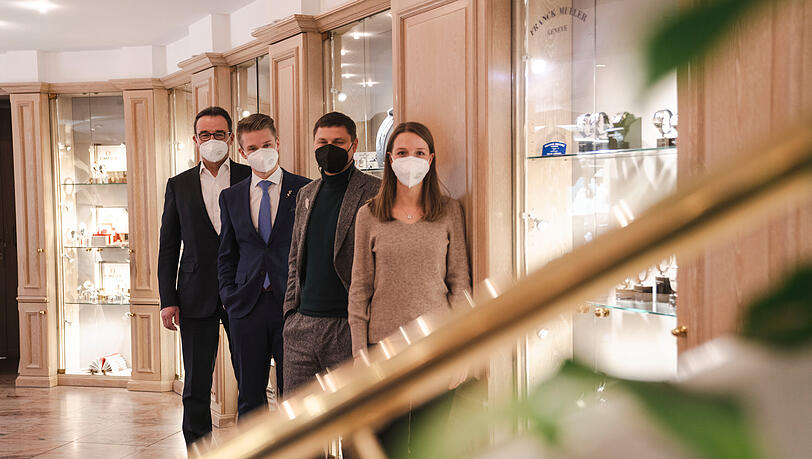 Das Team von Juwelier Fridrich (v.l.): Stephan Lindner, sein Sohn Leopold Lindner, der als Verkaufsberater tätig ist, der geschäftsführende Gesellschafter Korbinian Fridrich und Ines Rall. Insgesamt gehören zum Unternehmen über zwanzig Mitarbeiterinnen und Mitarbeiter.
