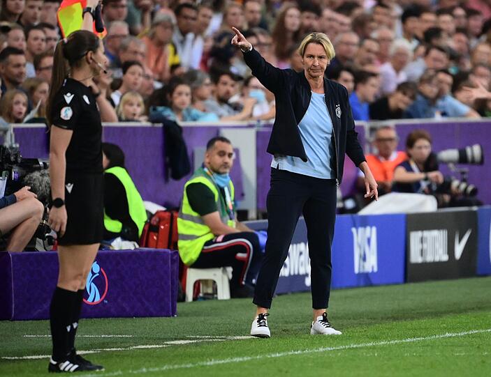Bundestrainerin Martina Voss-Tecklenburg (r) sah erneut einen Zu-Null-Sieg ihrer Mannschaft.