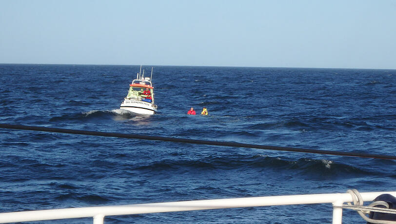Mit dem Tochterboot "Steppke" des Seenotrettungskreuzers "Berlin" können die Seenotretter Peter Sage und seine Ehefrau Heike von dem Dinghy ihrer gesunkenen Segeljacht retten. Mit dem Tochterboot "Steppke" des Seenotrettungskreuzers "Berlin" können die Seenotretter Peter Sage und seine Ehefrau Heike von dem Dinghy ihrer gesunkenen Segeljacht retten.