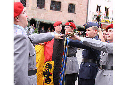 Der feierliche Moment: Sechs Rekruten geloben an der Fahne, der Bundesrepublik treu zu dienen.
