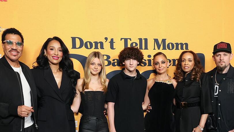 Im Kreis der Familie auf dem roten Teppich: Harlow und Sparrow Madden zusammen mit Opa Lionel Richie, dessen Freundin Lisa Parigi, ihrer Mutter Nicole Richie, Oma Brenda Harvey-Richie und Papa Joel Madden.