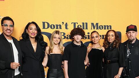 Im Kreis der Familie auf dem roten Teppich: Harlow und Sparrow Madden zusammen mit Opa Lionel Richie, dessen Freundin Lisa Parigi, ihrer Mutter Nicole Richie, Oma Brenda Harvey-Richie und Papa Joel Madden.