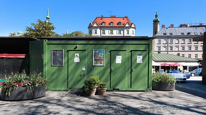Toiletten nur für Männer oder Frauen gibt es am Viktualienmarkt nicht mehr. Stattdessen kann man sich für eine Kloschüssel oder ein Urinal mit Kloschüssel entscheiden.