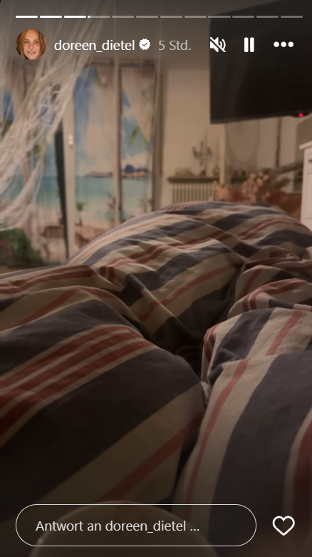 Doreen Dietel erzählt von ihrem Bett aus von einem medizinischen Notfall. Sie zeigt bewusst nicht ihr Gesicht, da es sehr geschwollen sei. Doreen Dietel erzählt von ihrem Bett aus von einem medizinischen Notfall. Sie zeigt bewusst nicht ihr Gesicht, da es sehr geschwollen sei.