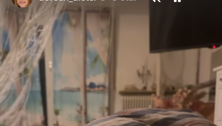 Doreen Dietel erzählt von ihrem Bett aus von einem medizinischen Notfall. Sie zeigt bewusst nicht ihr Gesicht, da es sehr geschwollen sei. Doreen Dietel erzählt von ihrem Bett aus von einem medizinischen Notfall. Sie zeigt bewusst nicht ihr Gesicht, da es sehr geschwollen sei.