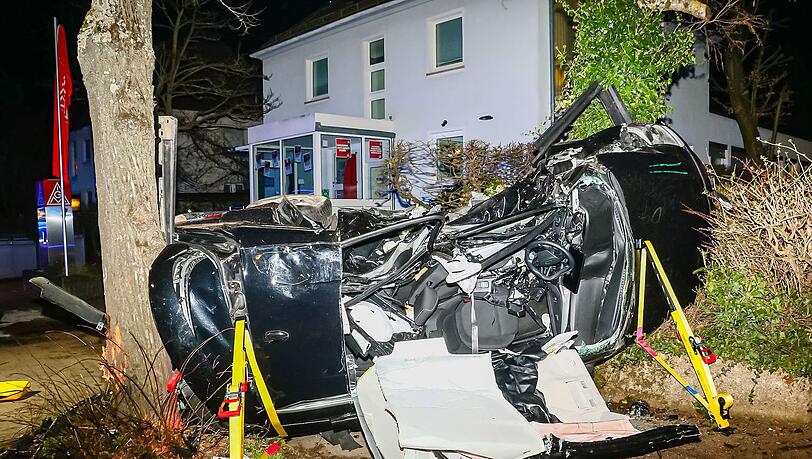 Das Auto, in dem die beiden Frauen saßen, wurde durch den Zusammenprall von der Fahrbahn geschleudert und zwischen zwei Bäumen eingeklemmt.