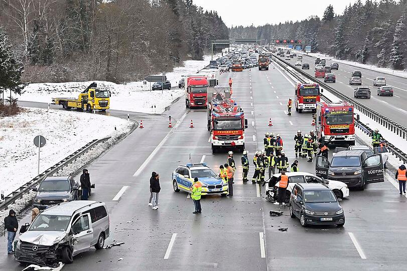 Serienunf&auml;lle im Ausflugsverkehr mit Verletzten auf der A8 am Autobahnkreuz S&uuml;d in Richtung Salzburg