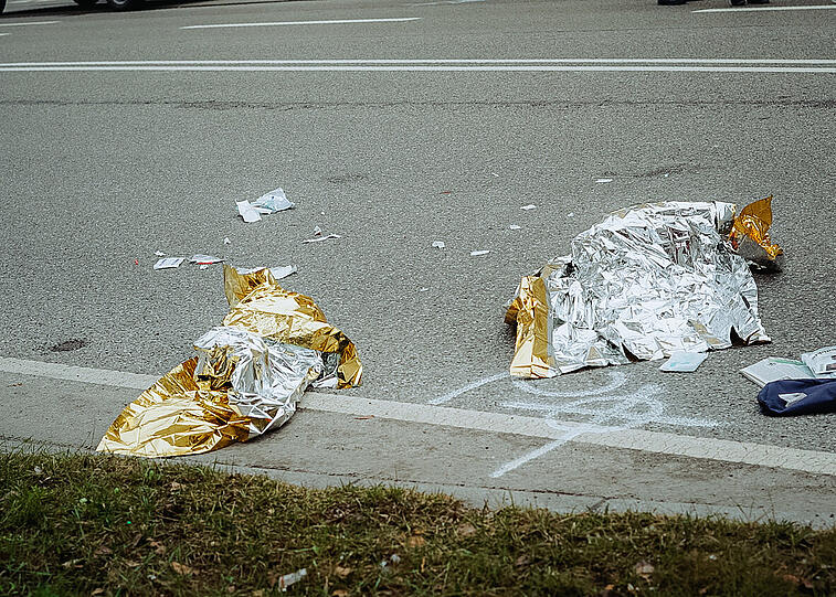 Überall liegen Reste, die auf einen Unfall hinweisen. Überall liegen Reste, die auf einen Unfall hinweisen.