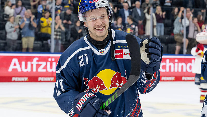 Rückkehrer Dominik Kahun strahlt nach seinem Dreierpack und dem entscheidenden Penalty beim 4:3-Auftaktsieg des EHC Red Bull München gegen die Adler Mannheim. Rückkehrer Dominik Kahun strahlt nach seinem Dreierpack und dem entscheidenden Penalty beim 4:3-Auftaktsieg des EHC Red Bull München gegen die Adler Mannheim.