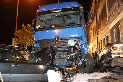 Der betrunkene Brummi-Fahrer hinterließ eine Spur der Zerstörung.