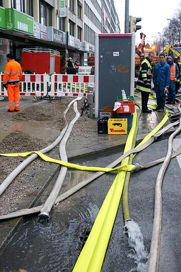 60 Feuerwehrleute waren mit dem Abpumpen beschäftigt.